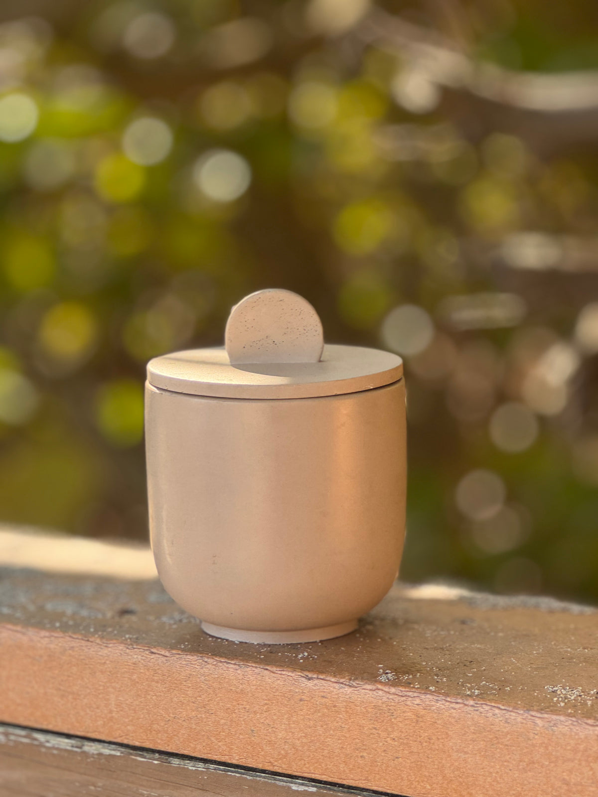 Speakeasy concrete candle – gin, juniper, and grapefruit fragrance in concrete vessel