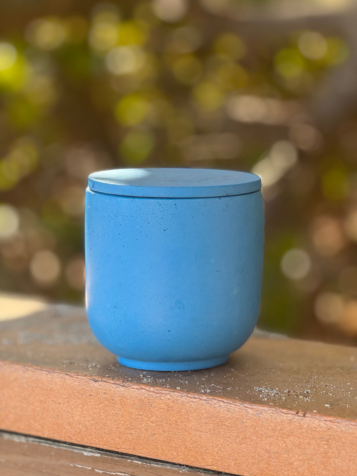 Sea Dreams concrete candle in blue – coastal melon and jasmine scent